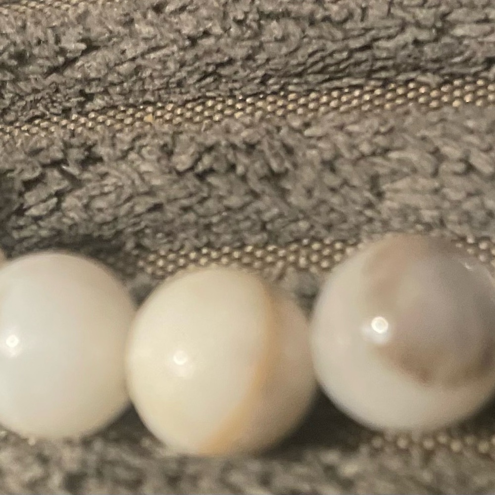 Kinsley Armelle White and Gold Beaded Bracelet - Picture 3 of 3